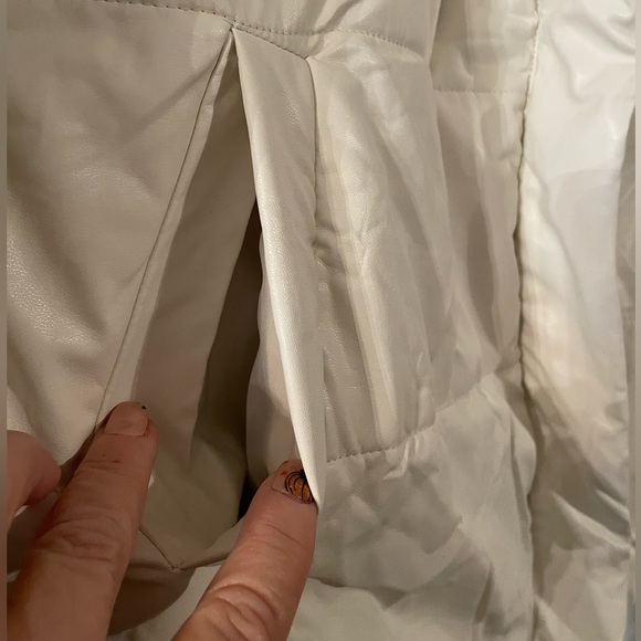 Large cream colored jacket. It’s a good looking jacket. Puffer. No tears. - Picture 8 of 13